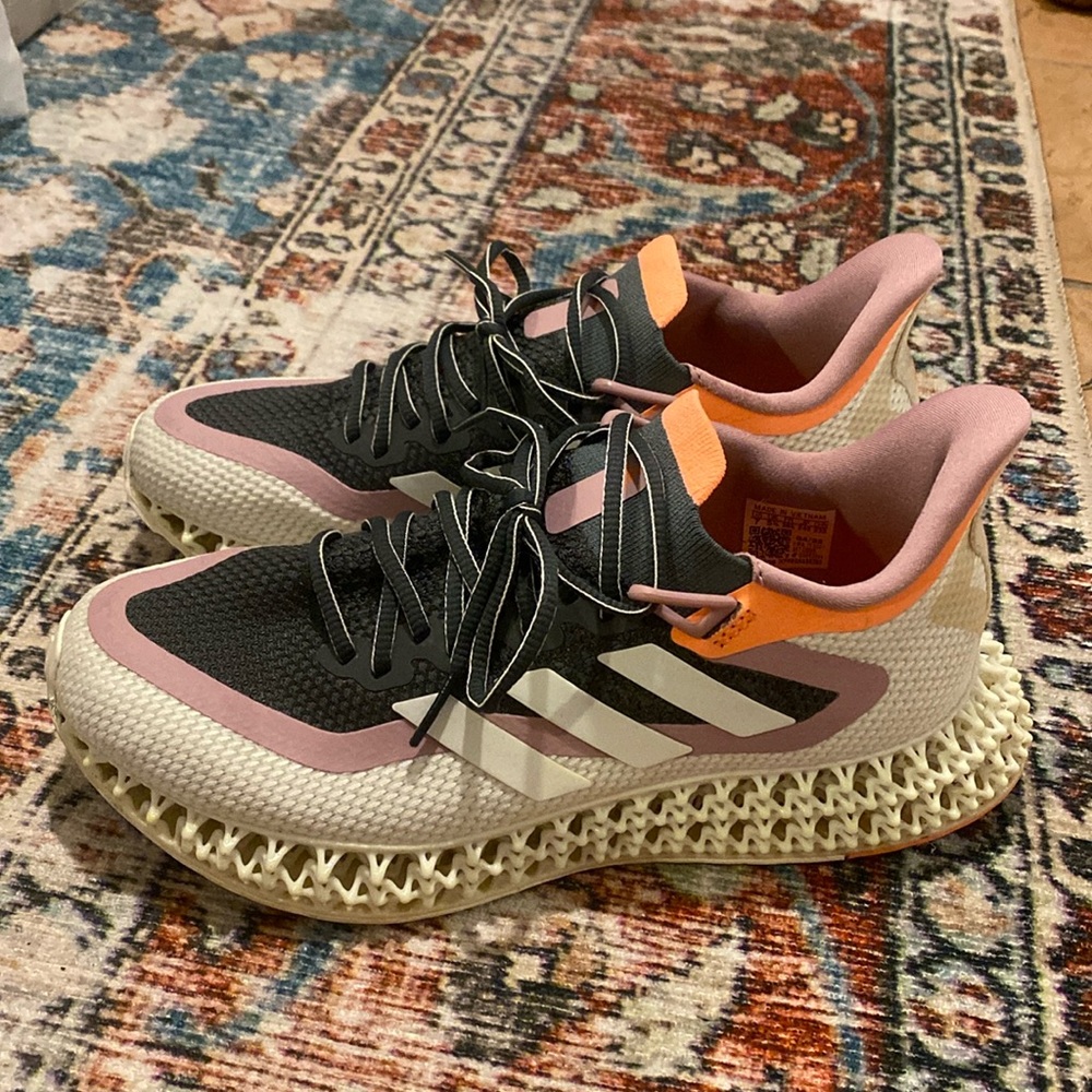 Adidas sneaker size 7